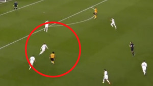Adama Traore je projurio pored igrača Leedsa, ali se nije nadao golu kakav je postignut