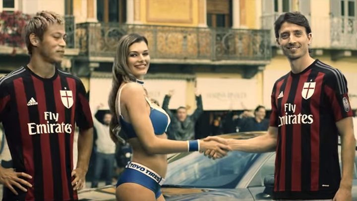 Četiri fudbalera Milana i djevojka u bikiniju u ludoj misiji