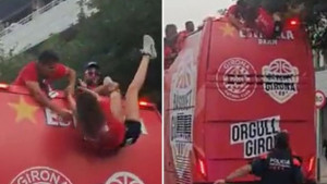Izbjegnuta velika tragedija: Fotografkinja skoro pala s autobusom tokom slavlja, spasio je golman