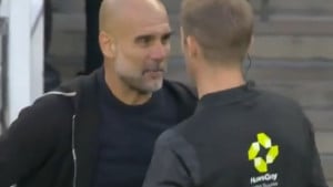 Guardiola je tokom derbija u Londonu imao posebne trenutke sa sudijom, pao je i poljubac