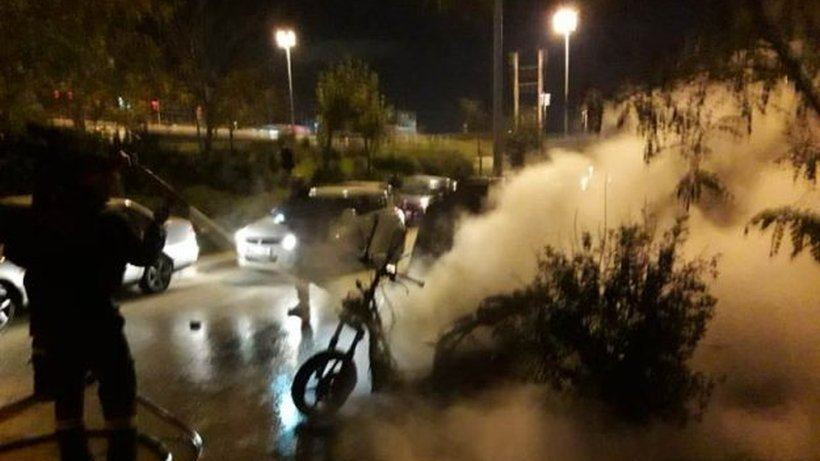 U Pireju ispred dvorane Mira i prijateljstva gore automobili i motocikli