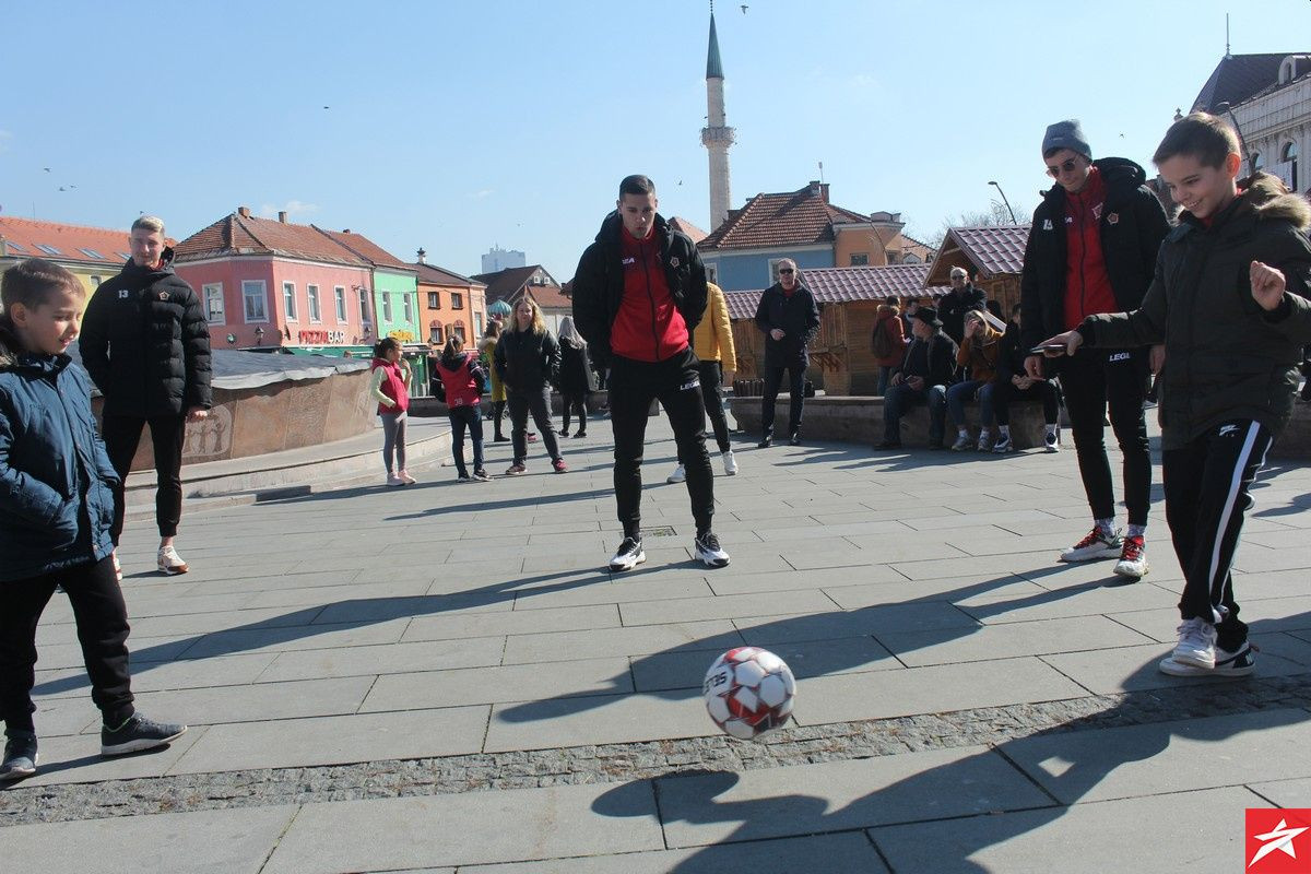 Odlična atmosfera u Tuzli: Fudbaleri Slobode se družili sa građanima