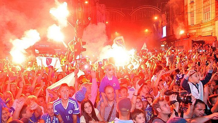 Daily Mail: Ludnica u Sarajevu, navijači i na semaforima