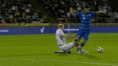 Finac uzeo loptu Grku, pa slavio kao da je zabio gol