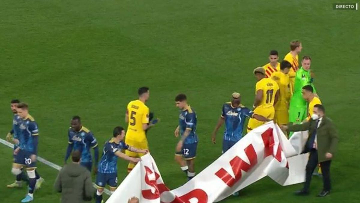 Rus sudio meč Napoli - Barcelona, tv kamere nisu prikazale baner kojeg su iznijeli igrači Rus sudio meč Napoli - Barcelona, tv kamere nisu prikazale baner kojeg su iznijeli igrači
