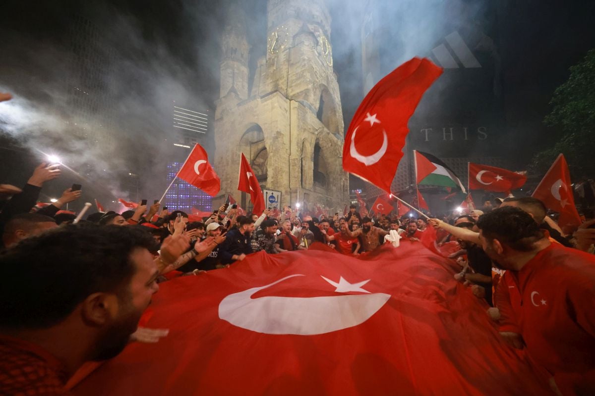 Nije Istanbul, ali ludnica na nivou: Turski navijači napravili spektakl na ulicama Berlina