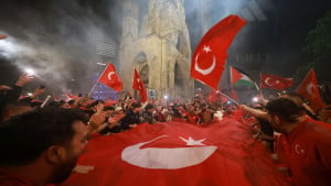 Nije Istanbul, ali ludnica na nivou: Turski navijači napravili spektakl na ulicama Berlina