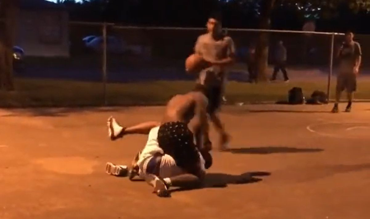 Ulični basket pretvoren u žestoku tuču: Brutalni udarci sijevali dok je momak ležao na terenu