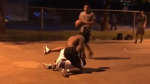 Ulični basket pretvoren u žestoku tuču: Brutalni udarci sijevali dok je momak ležao na terenu