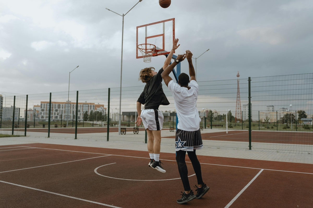 Ulični basket pretvoren u žestoku tuču: Brutalni udarci sijevali dok je momak ležao na terenu Ulični basket pretvoren u žestoku tuču: Brutalni udarci sijevali dok je momak ležao na terenu