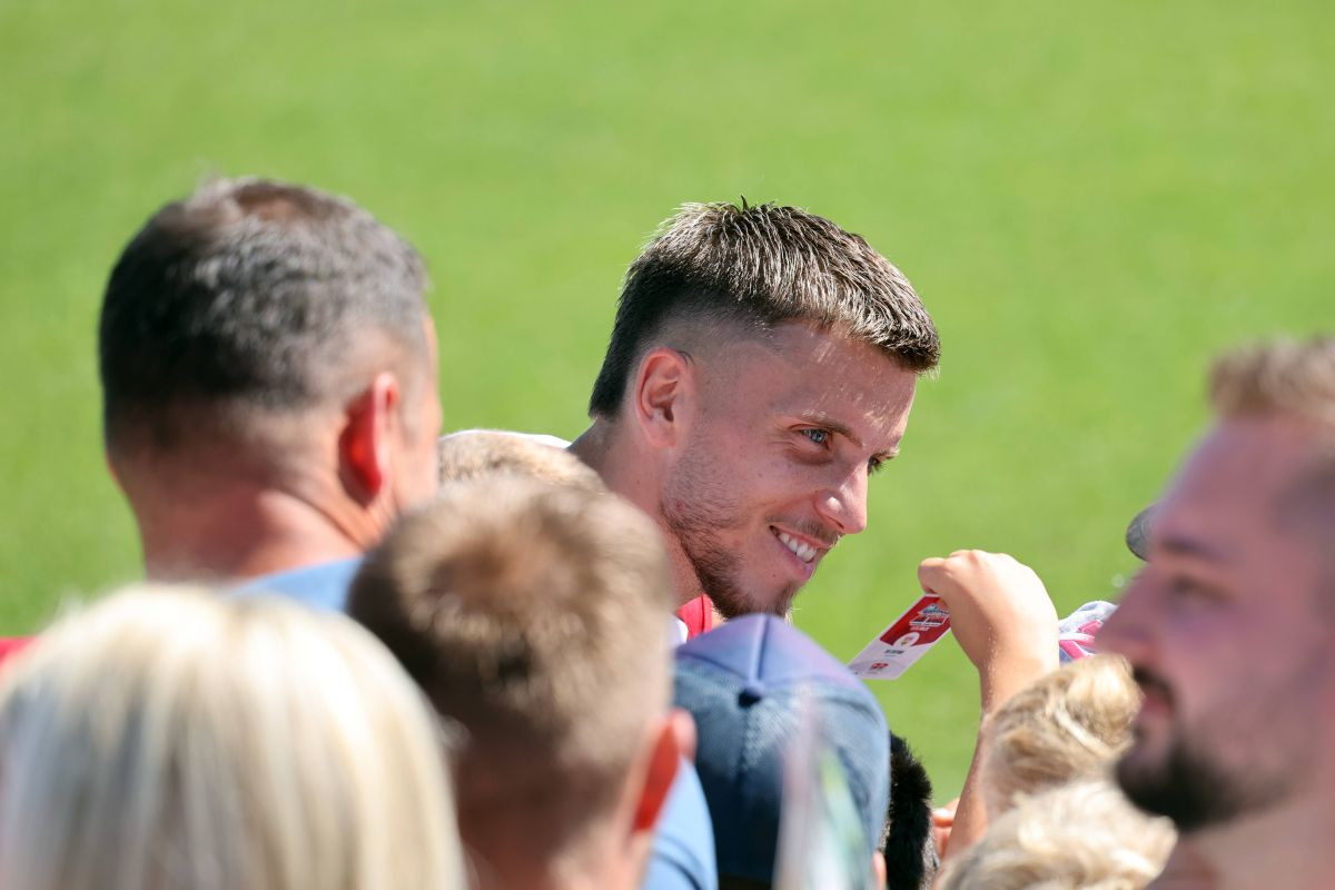 Ermedin Demirović u finišu prelaznog roka seli na kultni stadion: "Iskoristit će priliku" Ermedin Demirović u finišu prelaznog roka seli na kultni stadion: "Iskoristit će priliku"