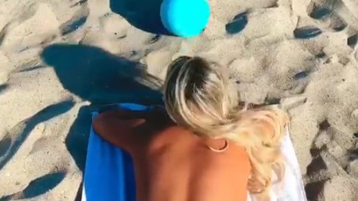 Kinsey objavila spektakularan video sa plaže