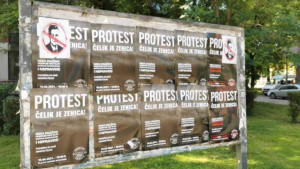 Zenica oblijepljena plakatima za subotnje proteste