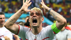 Xhaka prije izvođenja penala eksirao flašu Coca-Cole i napravio haos na Twitteru