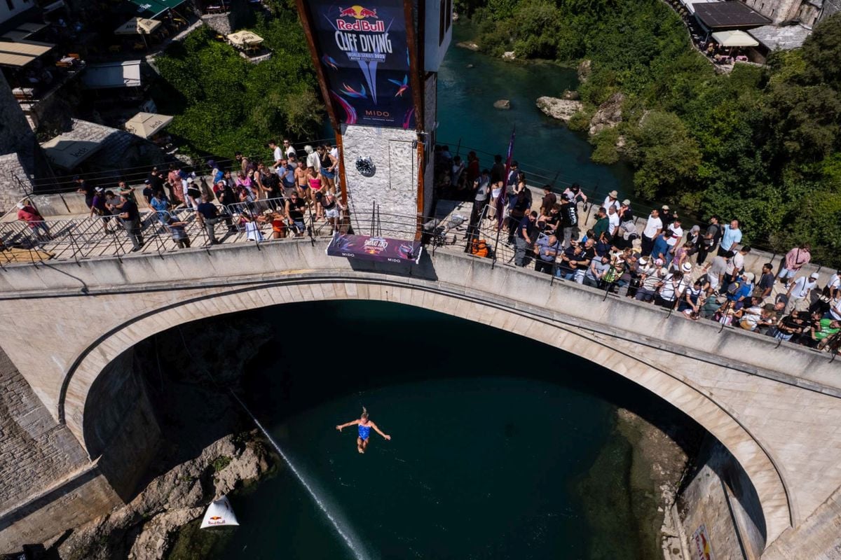 Red Bull Cliff Diving: Postavljena platforma na Starom mostu, Leathead otvorila drugi dan takmičenja