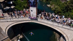 Red Bull Cliff Diving: Postavljena platforma na Starom mostu, Leathead otvorila drugi dan takmičenja