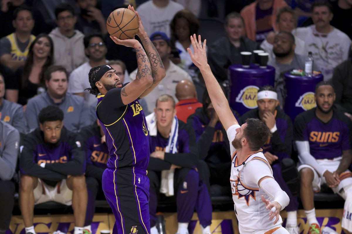 Sunsi deklasirali Lakerse uz odličnu partiju Nurkića Sunsi deklasirali Lakerse uz odličnu partiju Nurkića