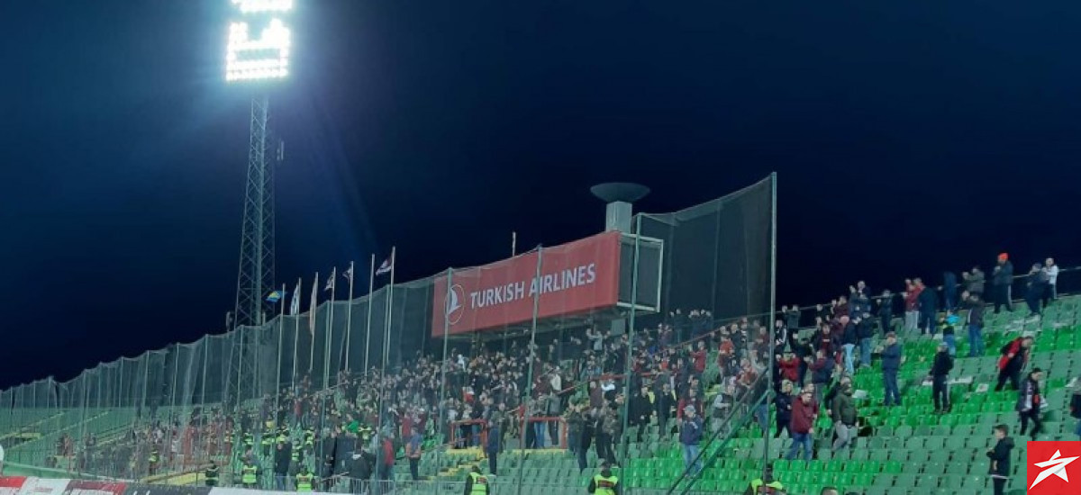 Navijači FK Sarajevo nisu htjeli da napuste stadion dok nisu dočekali Ahmetovića