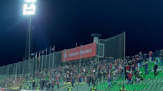 Navijači FK Sarajevo nisu htjeli da napuste stadion dok nisu dočekali Ahmetovića