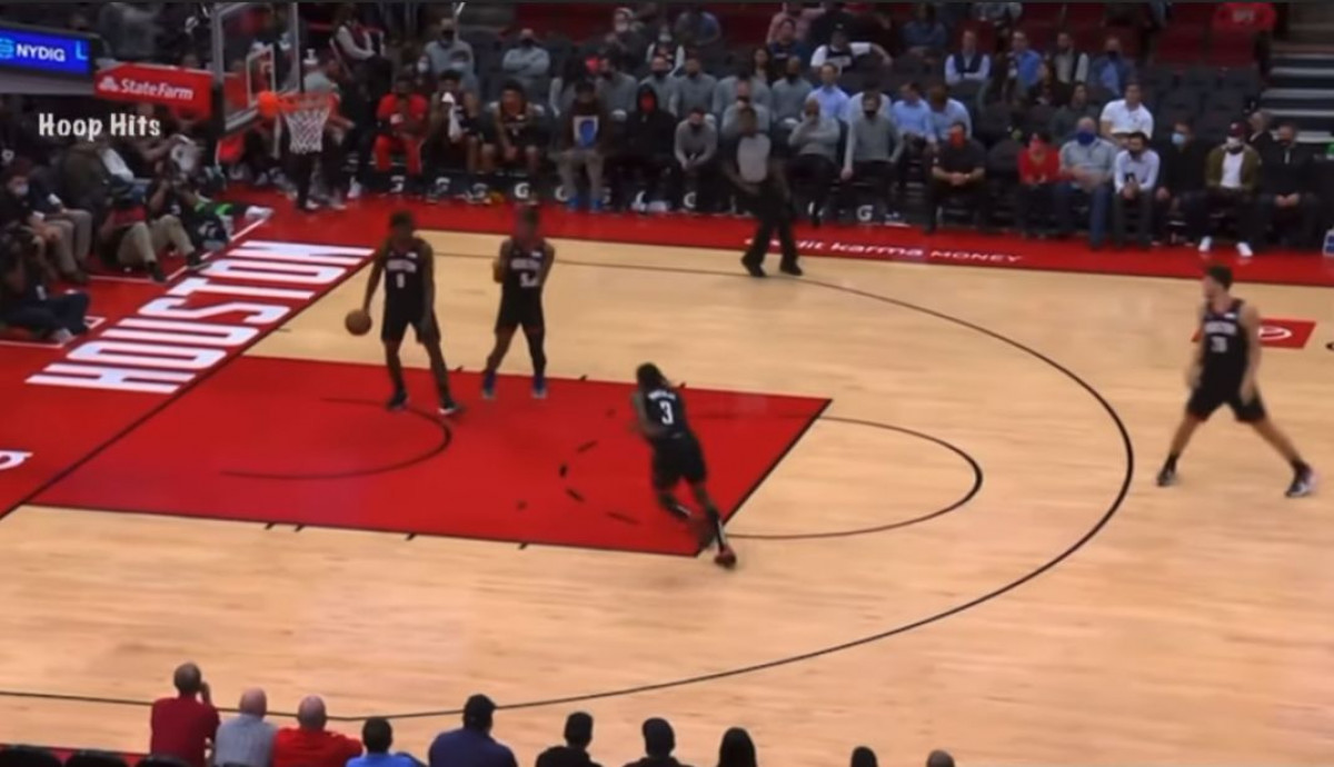 Urnebesna scena na meču NBA lige: Trojica galame na četvrtog da uzme loptu 
