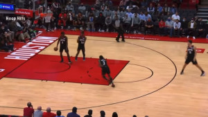 Urnebesna scena na meču NBA lige: Trojica galame na četvrtog da uzme loptu