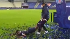 Dvojac iz PSG-a na neobičan način proslavio trofej