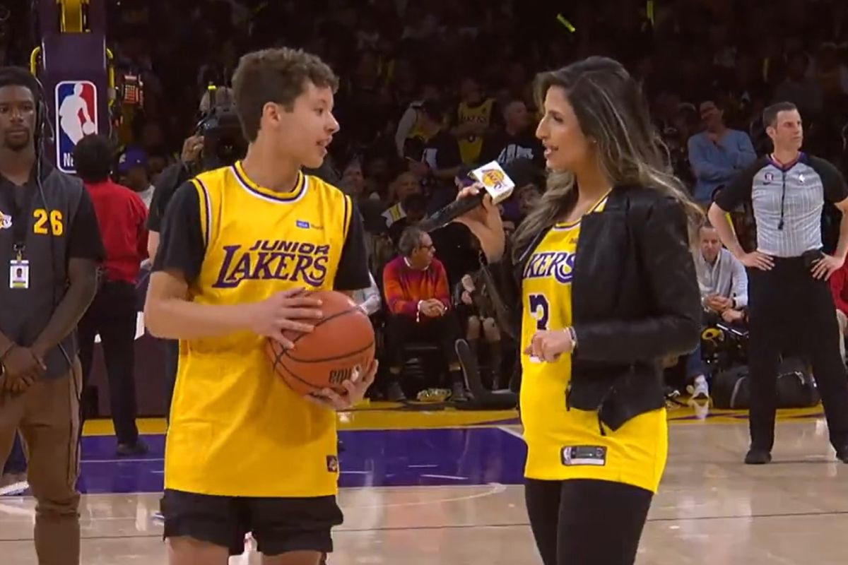 Mladi navijač Lakersa dobio šansu da osvoji nagradu, uzeo je loptu u ruke i uslijedio je show