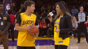 Mladi navijač Lakersa dobio šansu da osvoji nagradu, uzeo je loptu u ruke i uslijedio je show