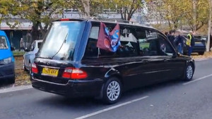 Prije dvije godine slavili evropski trofej, danas "sahranili" vlastiti klub - Tužne scene u Londonu