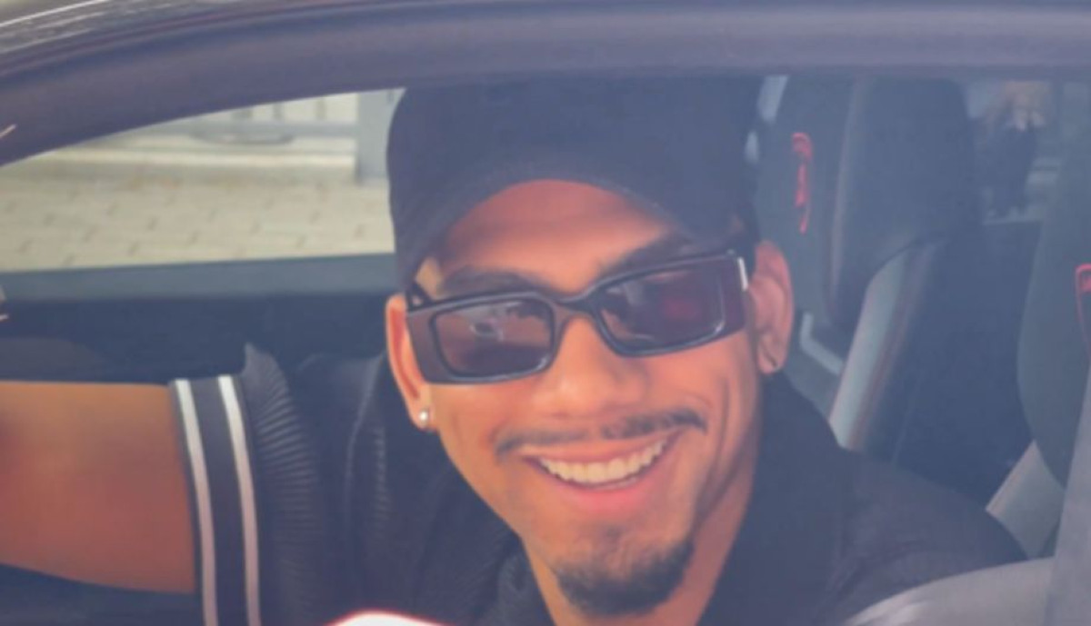 Araujo zaustavio automobil ispred navijača i novinara, pa im otkrio ostaje li u Barceloni Araujo zaustavio automobil ispred navijača i novinara, pa im otkrio ostaje li u Barceloni
