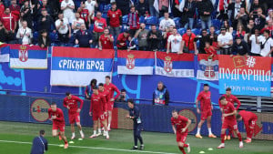 Domaćin 'nabrijao' Srbe uz 'Marš na Drinu', Englezi potom žestoko izviždali himnu Srbije