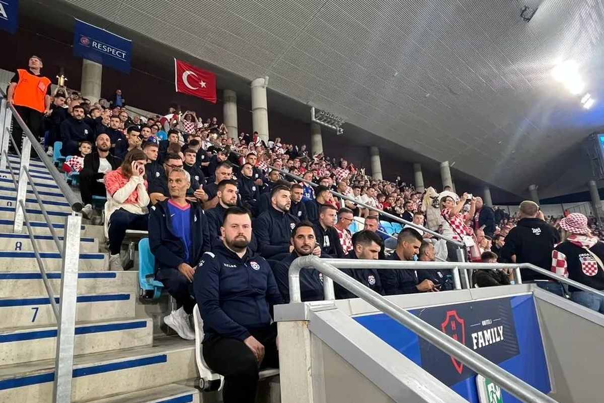 Iz redova bh. premijerligaša bodre sa tribina Hrvatsku: "Srce mi gori, srce mi gori" Iz redova bh. premijerligaša bodre sa tribina Hrvatsku: "Srce mi gori, srce mi gori"
