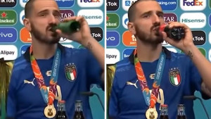 Bonucci napravio šou na press konferenciji: Pio pivo i kolu, a onda napravio selfie