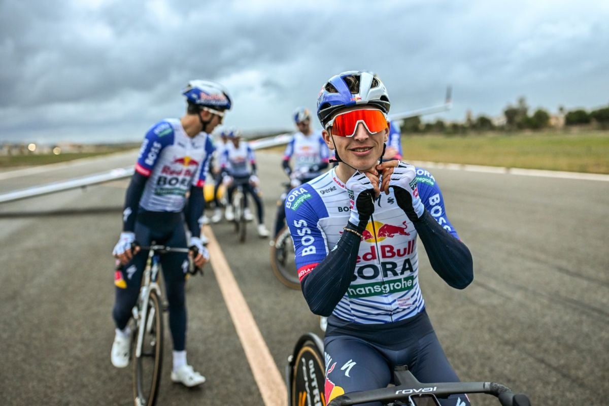 Biciklisti Red Bull - BORA – hansgrohe tima snagom mišića natjerali avion na let