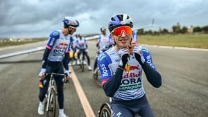 Biciklisti Red Bull - BORA – hansgrohe tima snagom mišića natjerali avion na let