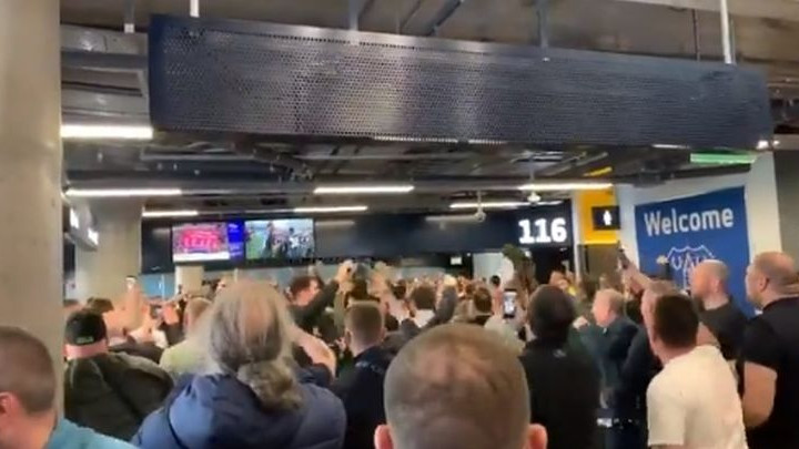 Navijači Evertona uživaju u neuspjehu Liverpoola i porukom im stavljaju sol na ranu