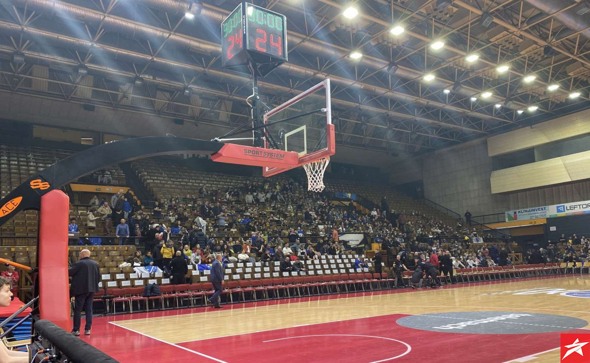 Tuzlaci nikad nisu izdali: Scene iz Mejdana dva sata pred meč BiH - Kipar sve govore Tuzlaci nikad nisu izdali: Scene iz Mejdana dva sata pred meč BiH - Kipar sve govore