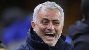 Mourinho fudbaleru Tottenhama poklonio pečeno prase: Znam da si sam za Božić, uživaj...