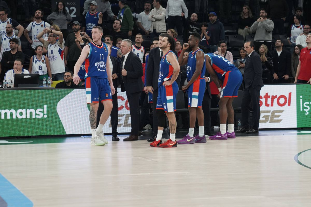 Partizan imao sve u svojim rukama, a onda je Efesu bilo dovoljno pet minuta da završi utakmicu Partizan imao sve u svojim rukama, a onda je Efesu bilo dovoljno pet minuta da završi utakmicu