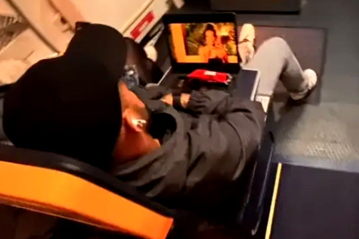 Dvije žene, šestero djece, milion problema, a onda ga uhvate u avionu da gleda...
