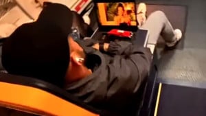 Dvije žene, šestero djece, milion problema, a onda ga uhvate u avionu da gleda...