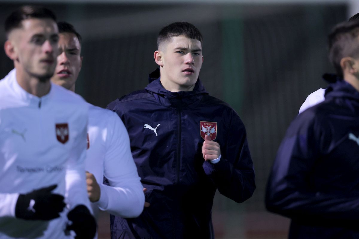 Andrija Maksimović bira između dva velikana, Crvena zvezda im saopštila ključnu vijest Andrija Maksimović bira između dva velikana, Crvena zvezda im saopštila ključnu vijest