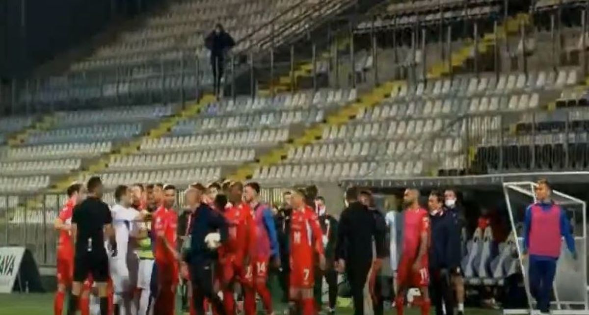 Fudbaleri Rijeke i Osijeka se potukli na parkingu Rujevice Fudbaleri Rijeke i Osijeka se potukli na parkingu Rujevice