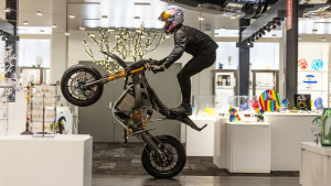 Kaskaderska vožnja na motociklu u muzeju stakla