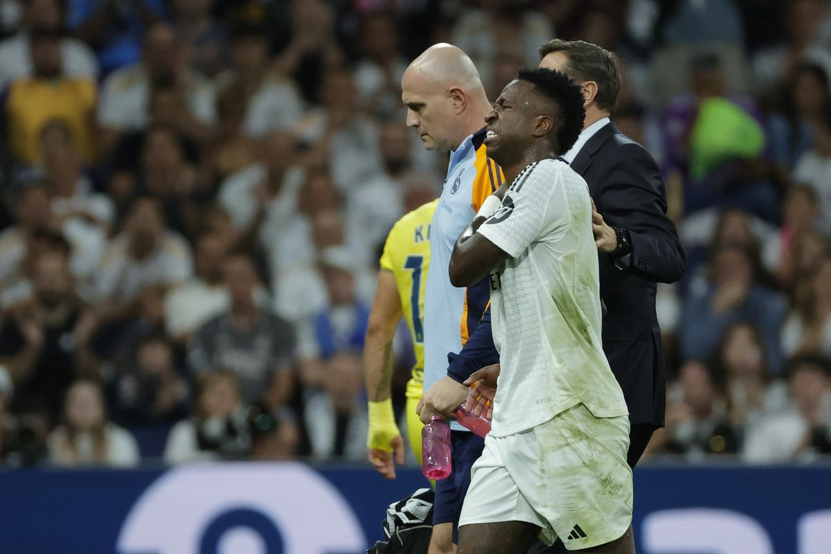 Viniciusu baš svi okrenuli leđa: Tek danas saznao šta su mu napravili Perez, Ancelotti i saigrači! Viniciusu baš svi okrenuli leđa: Tek danas saznao šta su mu napravili Perez, Ancelotti i saigrači!