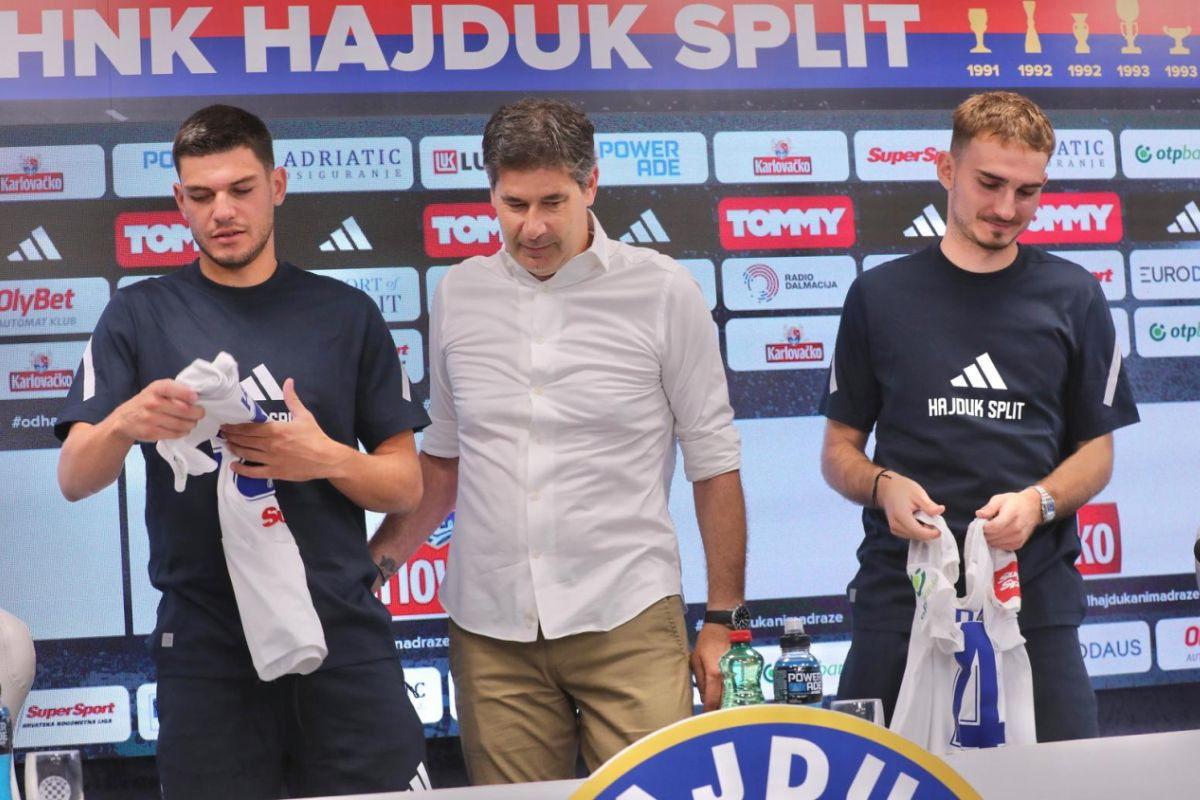 Vučević predstavio nova pojačanja Hajduka, pa rekao da na Poljudu više neće biti mostarske legende Vučević predstavio nova pojačanja Hajduka, pa rekao da na Poljudu više neće biti mostarske legende