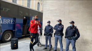  Kada Džeko izađe iz autobusa pjesma navijača Rome prestane