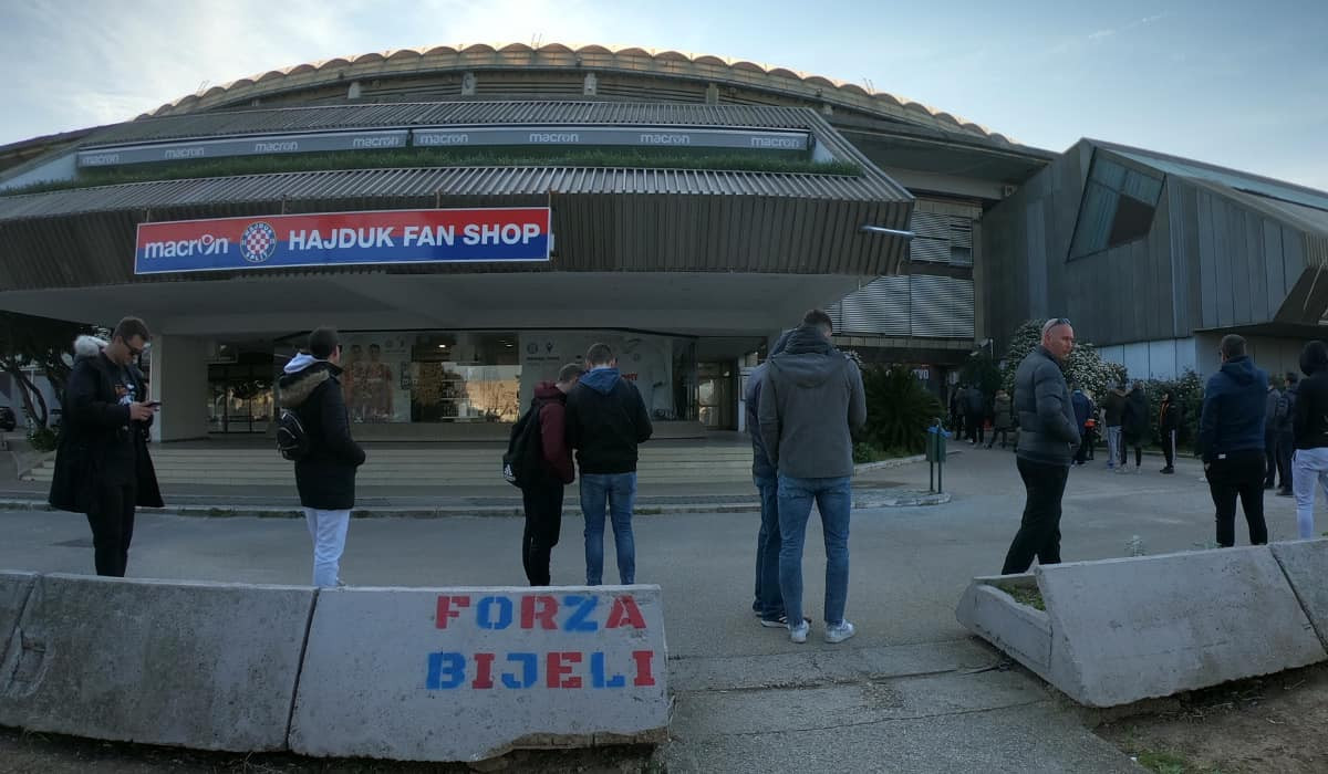 Hajduk je više od kluba: Navijači u ranu zoru stigli pred Poljud, svi žele na derbi sa Dinamom