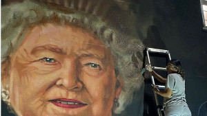 Ismijava se mural kraljice Elizabete. Tvrde da liči na trenersku legendu