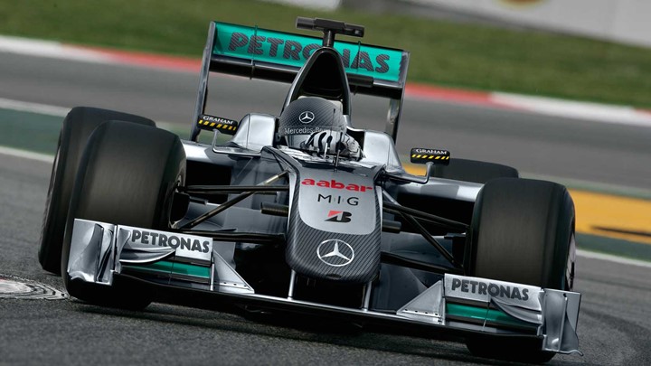 Mercedes strijepi pred početak nove sezone